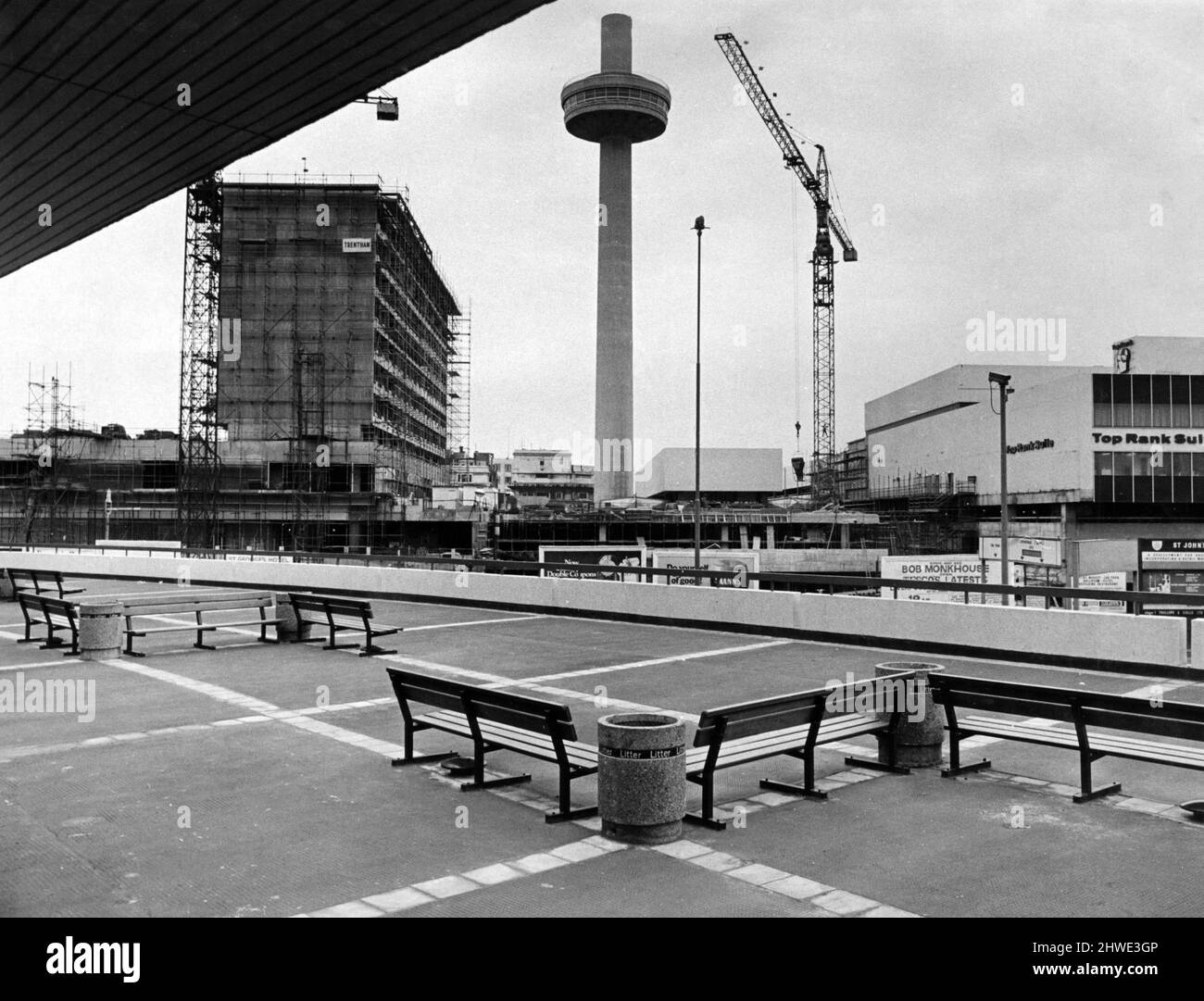 Liverpool Lime Street railway station improvement scheme. A 'rest and be thankful' patio at first storey level above the new shops by Lime Street Station. Liverpool, Merseyside. May 1970. Stock Photo