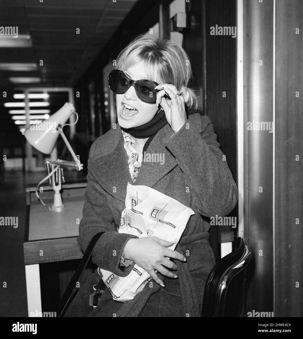 Goldie Hawn, American actress pictured at London Heathrow Airport, Monday 2nd February 1970. Goldie is heading back to New York, she was in the UK to attend a film premiere (Marooned). Stock Photo