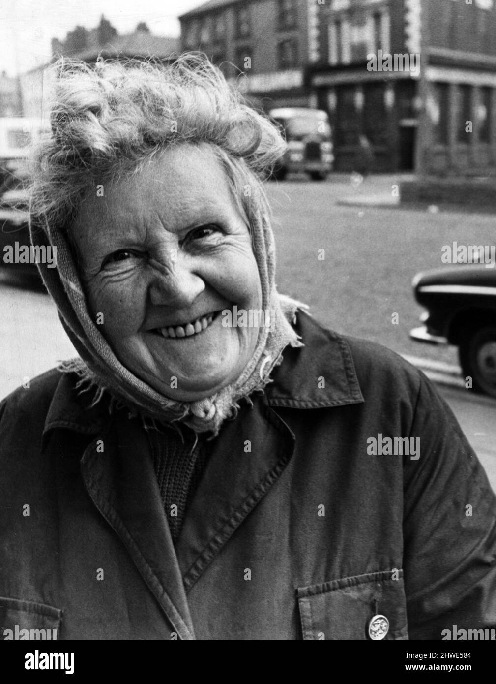 Mrs Ann Fenton shopping on Scotland Road, Liverpool. 20th October 1970. Stock Photo