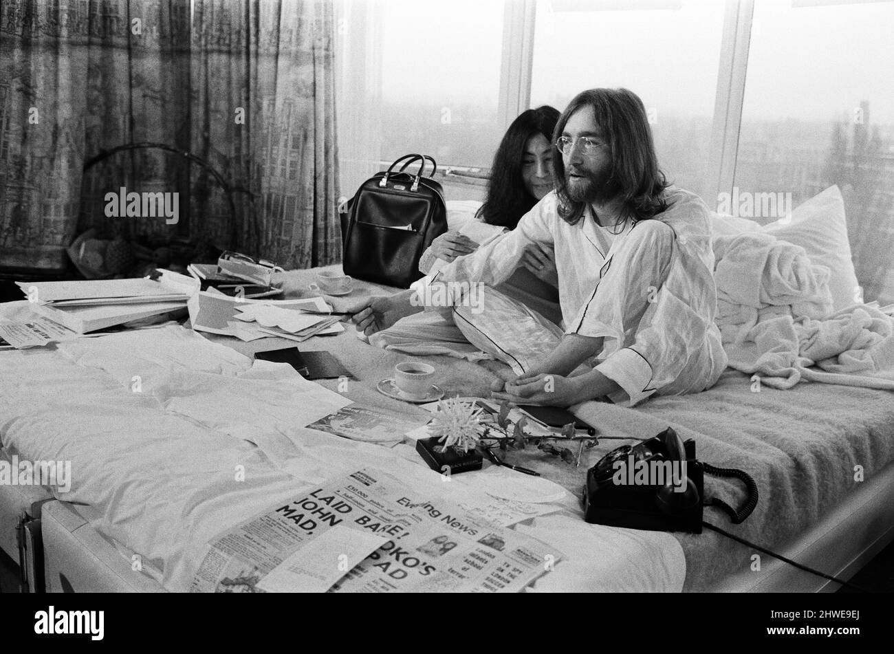 John Lennon and his wife Yoko Ono stage a 'bed in' on their 'honeymoon' in the Hilton Hotel in Amsterdam, as a protest against war and violence in the world. This was a seven day event, they are pictured on the last day. 30th March 1969. Stock Photo