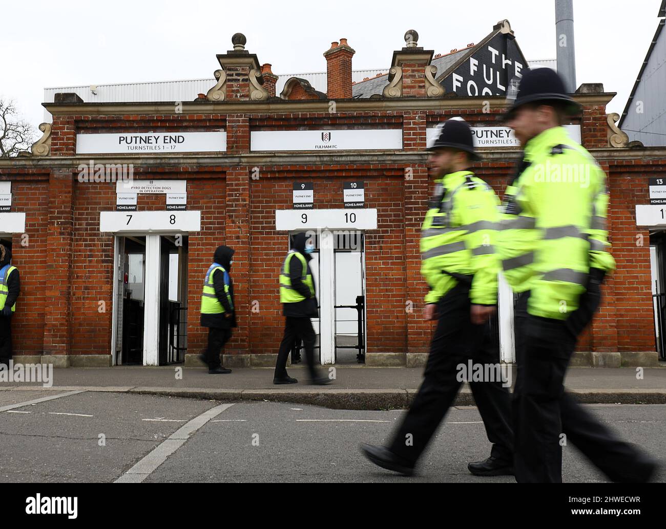 Police officers walk outside hi-res stock photography and images - Alamy