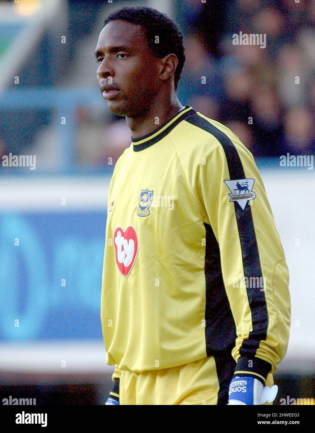 PORTSMOUTH V LIVERPOOL SHAKA HISLOP PIC MIKE WALKER, 2003 Stock Photo