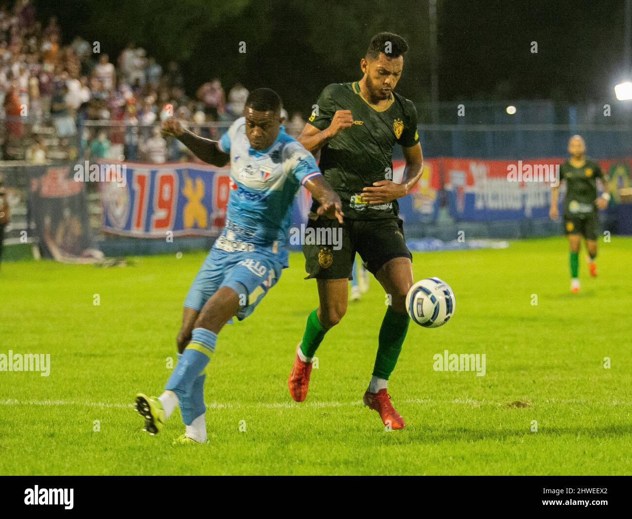 PI - Teresina - 03/05/2022 - 2022 NORTHEAST CUP, ALTOS X FORTALEZA - Altos  player Tibiri disputes bid with Fortaleza player Marcelo Benevenuto during  a match at Lindolfo Monteiro stadium for the