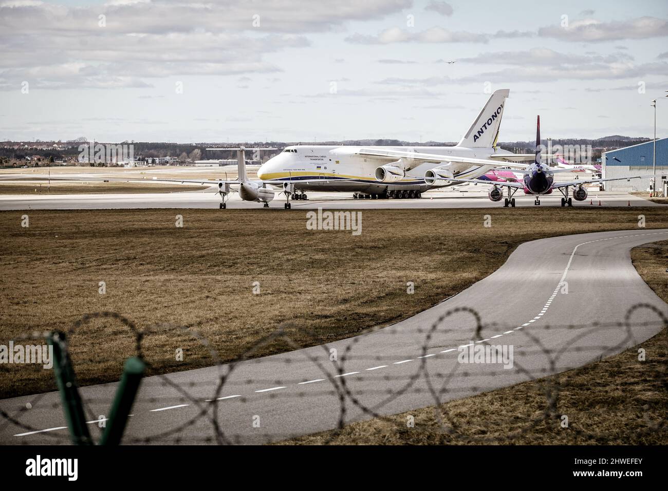 Gdansk, Poland. , . Ukrainian Antonov An-124 Ruslan reg no. UR-82072 is seen . Aircraft visits Gdansk during the Russian war against Ukraine. An-124 is a large, strategic airlift, four-engined aircraft, designed in the 1980s by the Antonov design bureau in the Ukrainian SSR. The plane is the world's heaviest gross weight production cargo airplane and heaviest operating cargo aircraft. (Photo by Vadim Pacajev/Sipa USA) Credit: Sipa USA/Alamy Live News Stock Photo