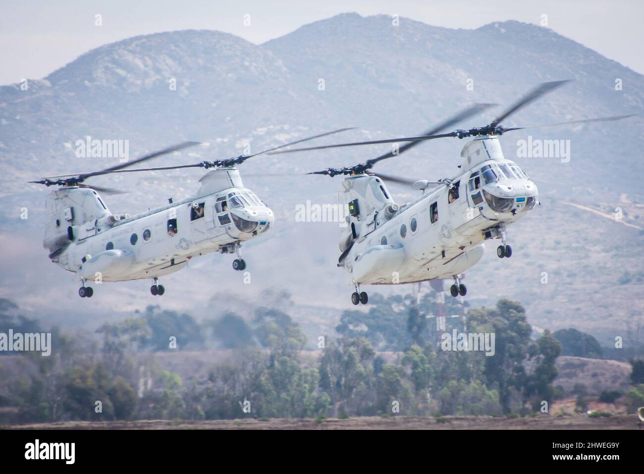 Ch 46 sea knight helicopter flying hi-res stock photography and images ...