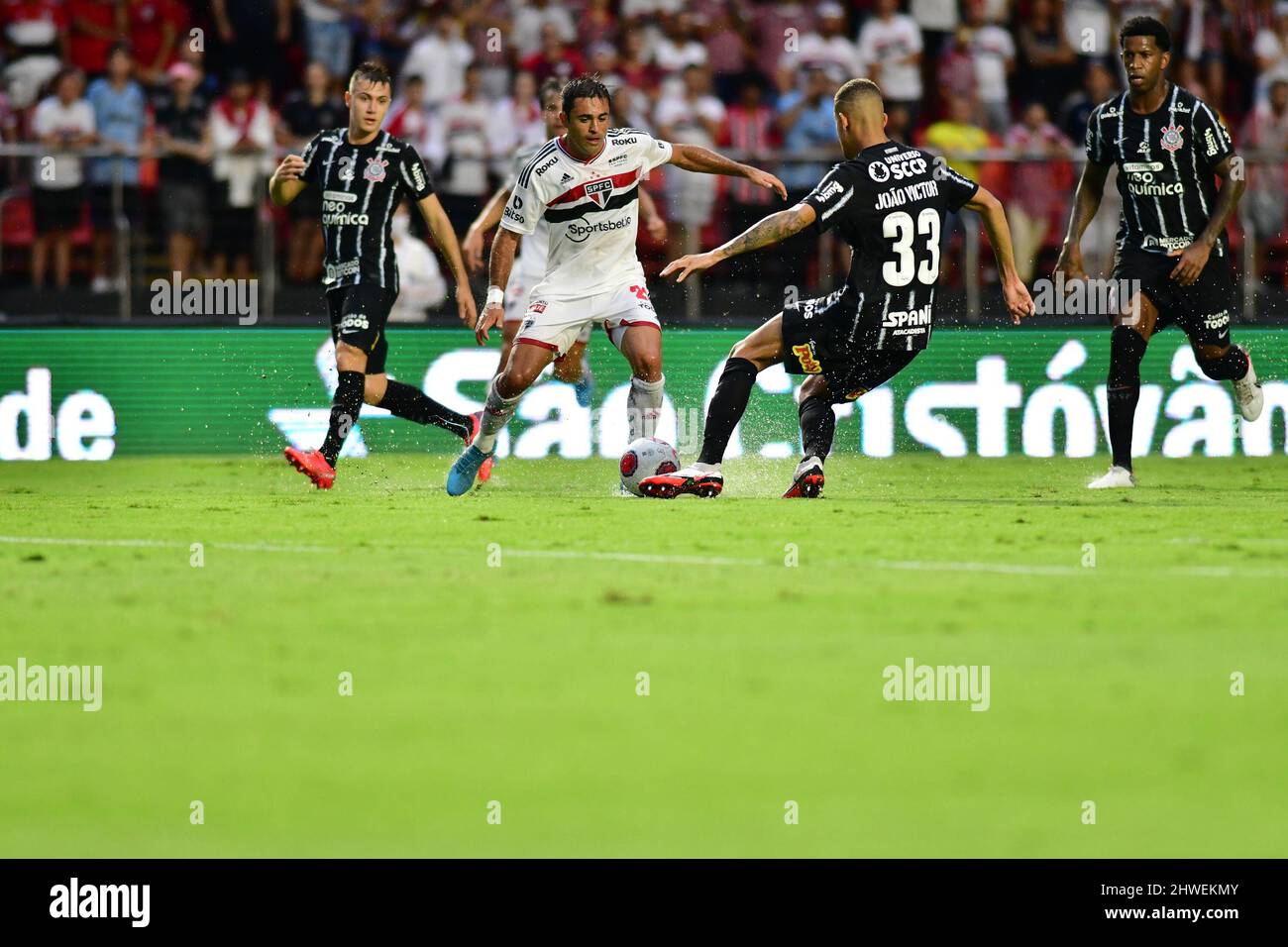 SAO PAULO/SP - MARCH 5: Éder of São Paulo fights for the ball with João Victor of Corinthians during Campeonato Paulista A1 match between São Paulo and Corinthians at Cícero Pompeu de Toledo Stadium  on March 5, 2022 in Sao Paulo, Brazil. (Photo by Leandro Bernardes/Pximages) Stock Photo