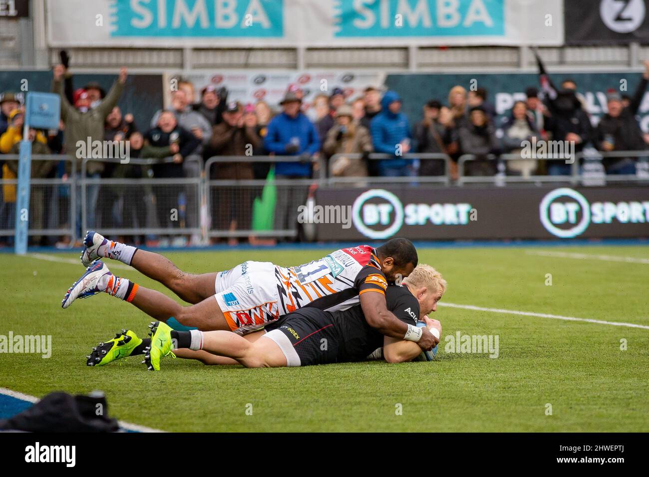 Barnet, United Kingdom. 05th Mar, 2022. Gallagher Premiership Rugby. Saracens V Leicester Tigers. StoneX Stadium. Barnet. Richard Barrington of Saracens scores a try as he is tackled by Kini Murimurivalu of Leicester Tigers Credit: Sport In Pictures/Alamy Live News Stock Photo