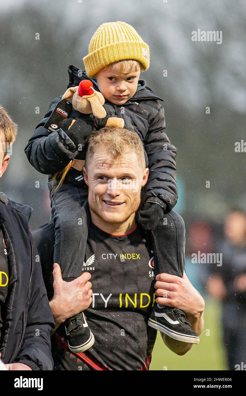 Barnet, United Kingdom. 05th Mar, 2022. Gallagher Premiership Rugby. Saracens V Leicester Tigers. StoneX Stadium. Barnet. Aled Davies of Saracens his son on his shoulders shoulders at Full Time Credit: Sport In Pictures/Alamy Live News Stock Photo
