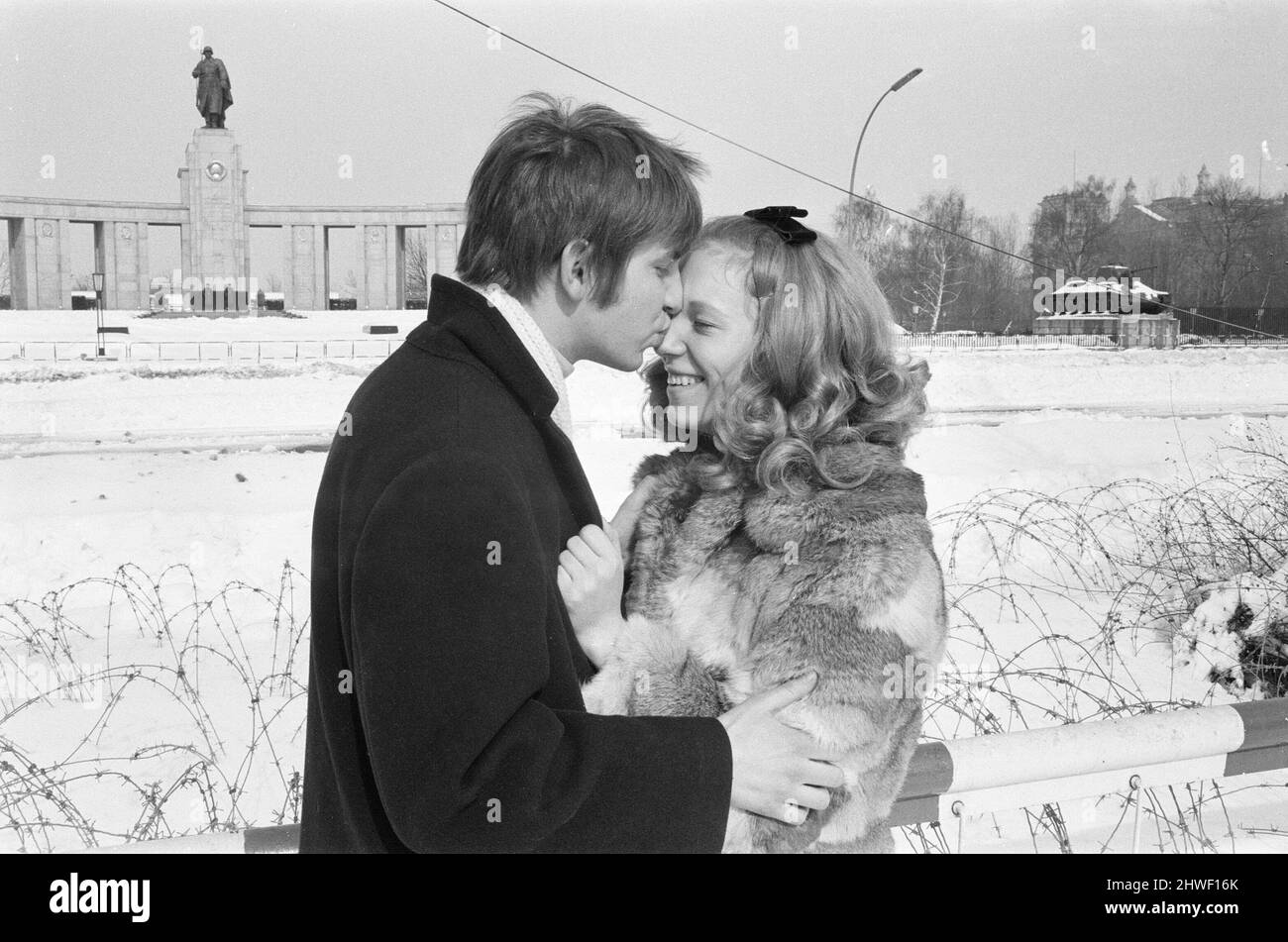 File:Kiss, Love kiss, Romance, People kissing, Rostov-on-Don, Russia.jpg -  Simple English Wikipedia, the free encyclopedia