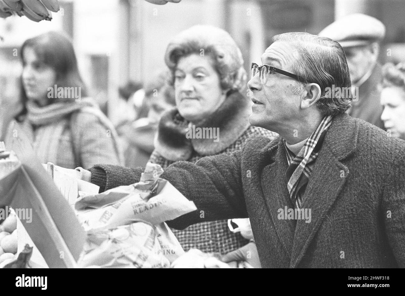 Christmas food shopping at Reading market 16th December 1970 Stock Photo