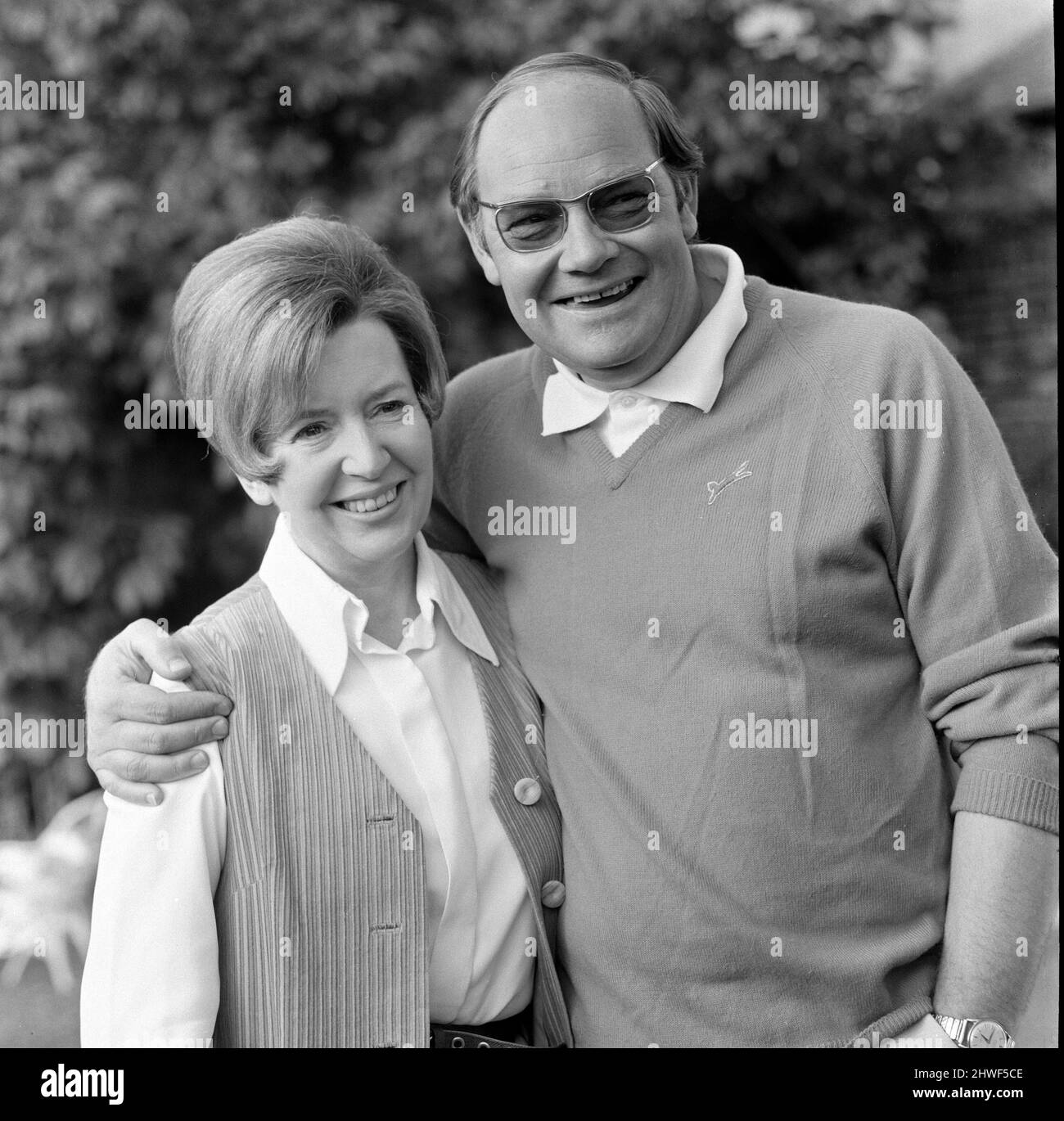 Cliff Mitchelmore and his wife Jean Metcalfe at their home in Reigate, Surrey. In a career spanning some 60 years, Cliff Michelmore anchored coverage of events including the Apollo moon landings and two general elections.  He presented BBC Television show Tonight from 1957 to 1965.  On 4 March 1950 he married Jean Metcalfe, a BBC announcer, who presented Two-Way Family Favourites in London while he was presenting the Hamburg link in the programme for the British Forces Broadcasting Service. The two did not meet face to face for six months, but after meeting they were quickly engaged and marrie Stock Photo