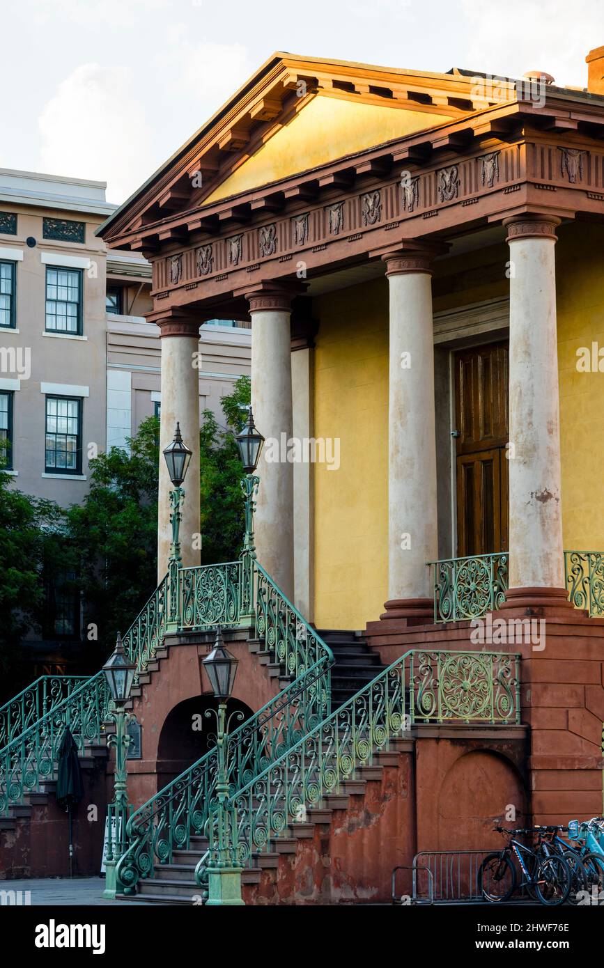 Rusticated open ground level arcade hi-res stock photography and images ...