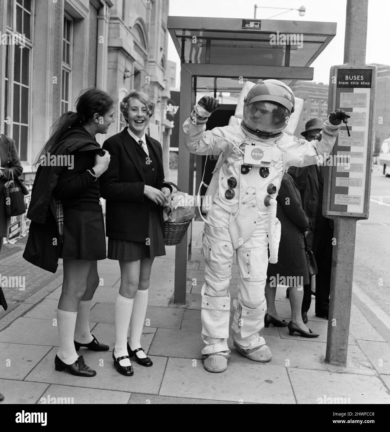 Spaceman in London streets. Jonathan Bosley, dressed in a space man suit as used by the astronauts on Apollo 11 on the moon landing. He is on his way to London Airport to fly to Brussels to illustrate a lecture being given by Dr Harry Thomas of Courtaulds on 'Textiles in Space Travel'. London. 23rd September 1969. Stock Photo