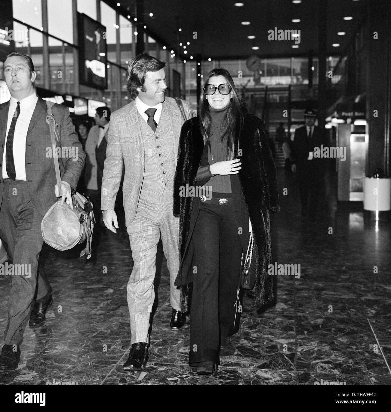 Robert Wagner and Tina Sinatra left Heathrow Airport hand in hand for Los Angeles today. They have been here and in Milan for several days on a private visit. Whilst here they watched Frank Sinatra and Bob Hope at the Charity Show at the Festival Hall. 23rd November 1970. Stock Photo