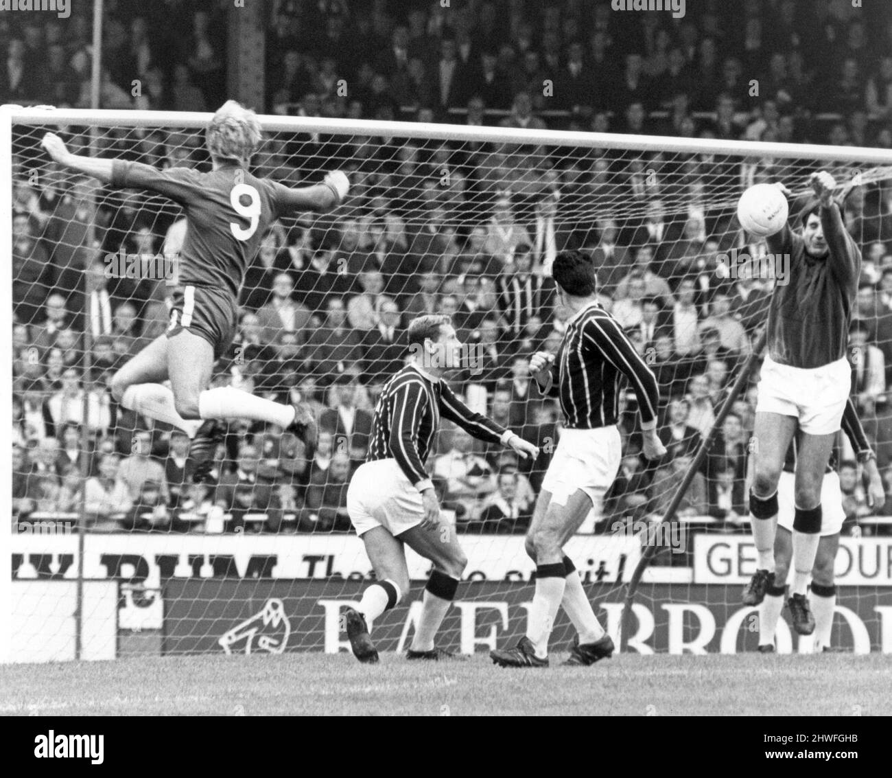 Chelsea v Crystal Palace league match at Stamford Bridge August 1969.  Header by Chelsea's Alan Birchenall is saved by Palace goalkeeper John Jackson Stock Photo