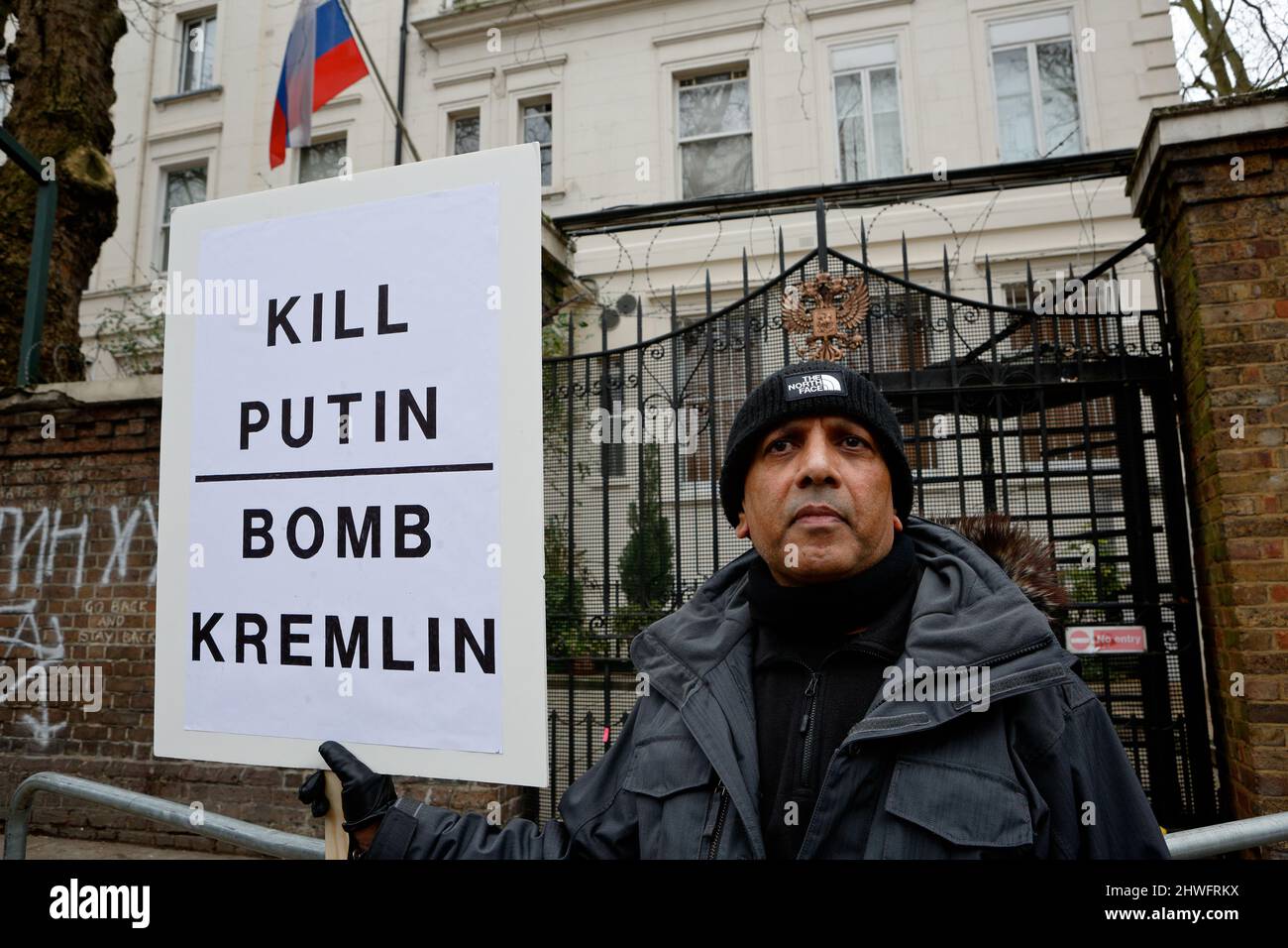 London (UK), 04.03.2022: Rolling- protests take place in front of the Russian Embassy against the war in Ukraine. Stock Photo