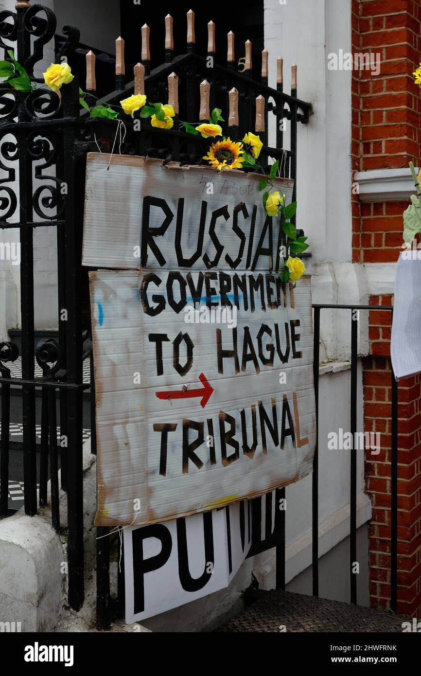 London (UK), 04.03.2022: Rolling- protests take place in front of the Russian Embassy against the war in Ukraine. Stock Photo