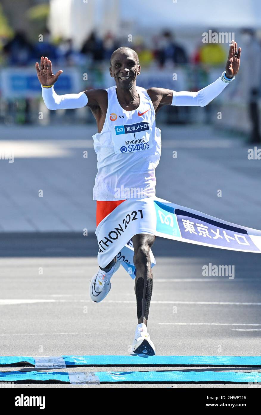 kipchoge breaking 2 hours