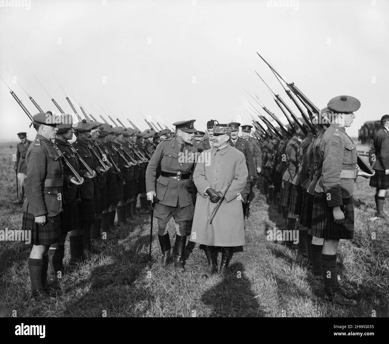 Marshal Ferdinand Foch, the Supreme Commander of the Allied Forces, and Field Marshal Douglas Haig, the C-in-C of the British Army, inspecting the Guard of Honour of the C Company, 6th Battalion, Gordon Highlanders at Iwuy, 15 November 1918. Stock Photo