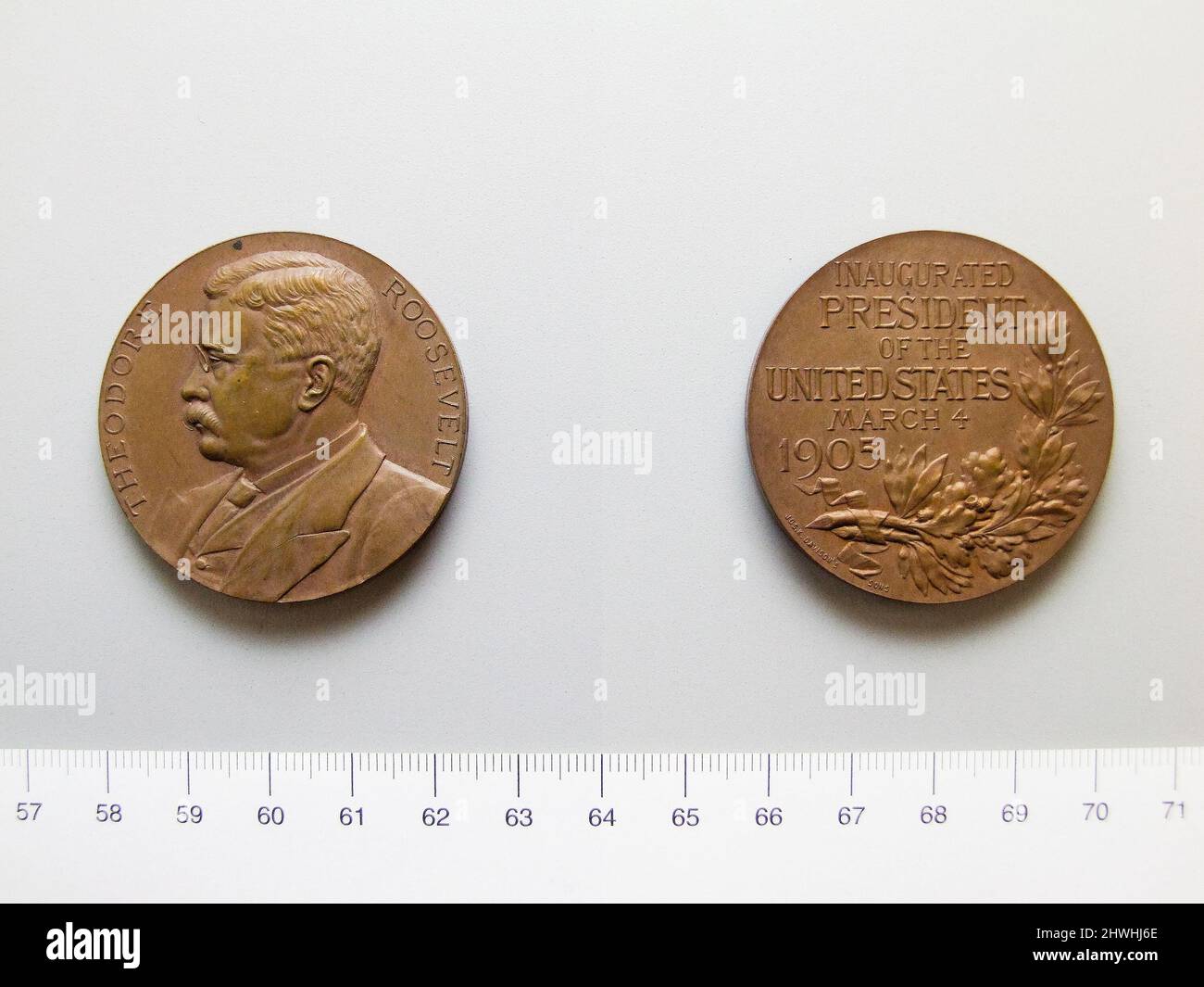 Inaugural Medal of Theodore Roosevelt. Artist: George T. Morgan, American,  born England, 1845–1925 Artist: Charles E. Barber, American, born England,  1840–1917Honorand: Theodore Roosevelt Stock Photo - Alamy, image size:1300x1065