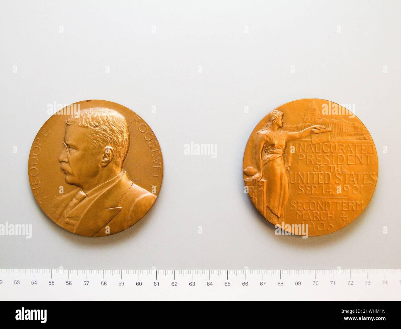 Inaugural Medal of Theodore Roosevelt. Artist: George T. Morgan, American,  born England, 1845–1925 Artist: Charles E. Barber, American, born England,  1840–1917Honorand: Theodore Roosevelt Stock Photo - Alamy, image size:1300x1065