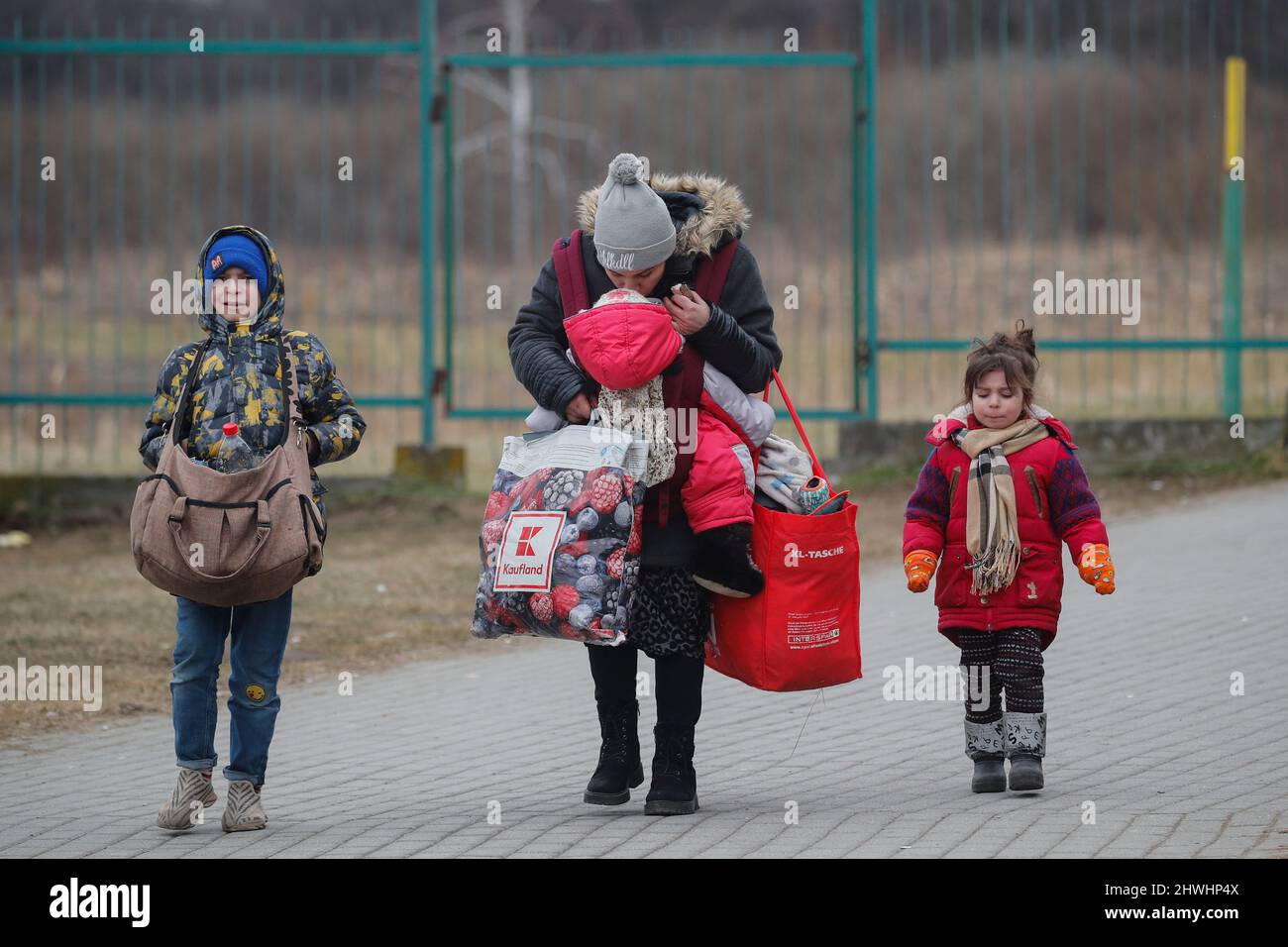 Medyca, Poland. 05th Mar, 2022. Ukrainian refugees enter Poland at the Medyca border, fleeing the war unleashed by Russia which hits their territories with bombings and attacks from the ground. Credit: Independent Photo Agency/Alamy Live News Stock Photo