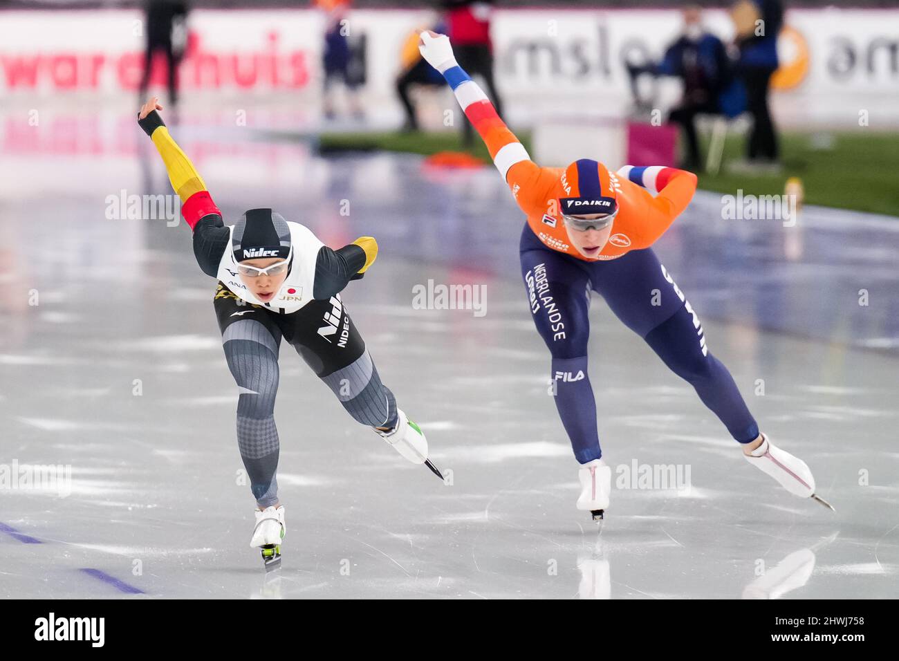 HAMAR, NORWAY - MARCH 6: Nana Takagi of Japan and Antoinette de Jong of the Netherlands competing in the Women's 1500m during the ISU World Speed Skating Championships Allround at the Vikingskipet on March 6, 2022 in Hamar, Norway (Photo by Douwe Bijlsma/Orange Pictures) Stock Photo