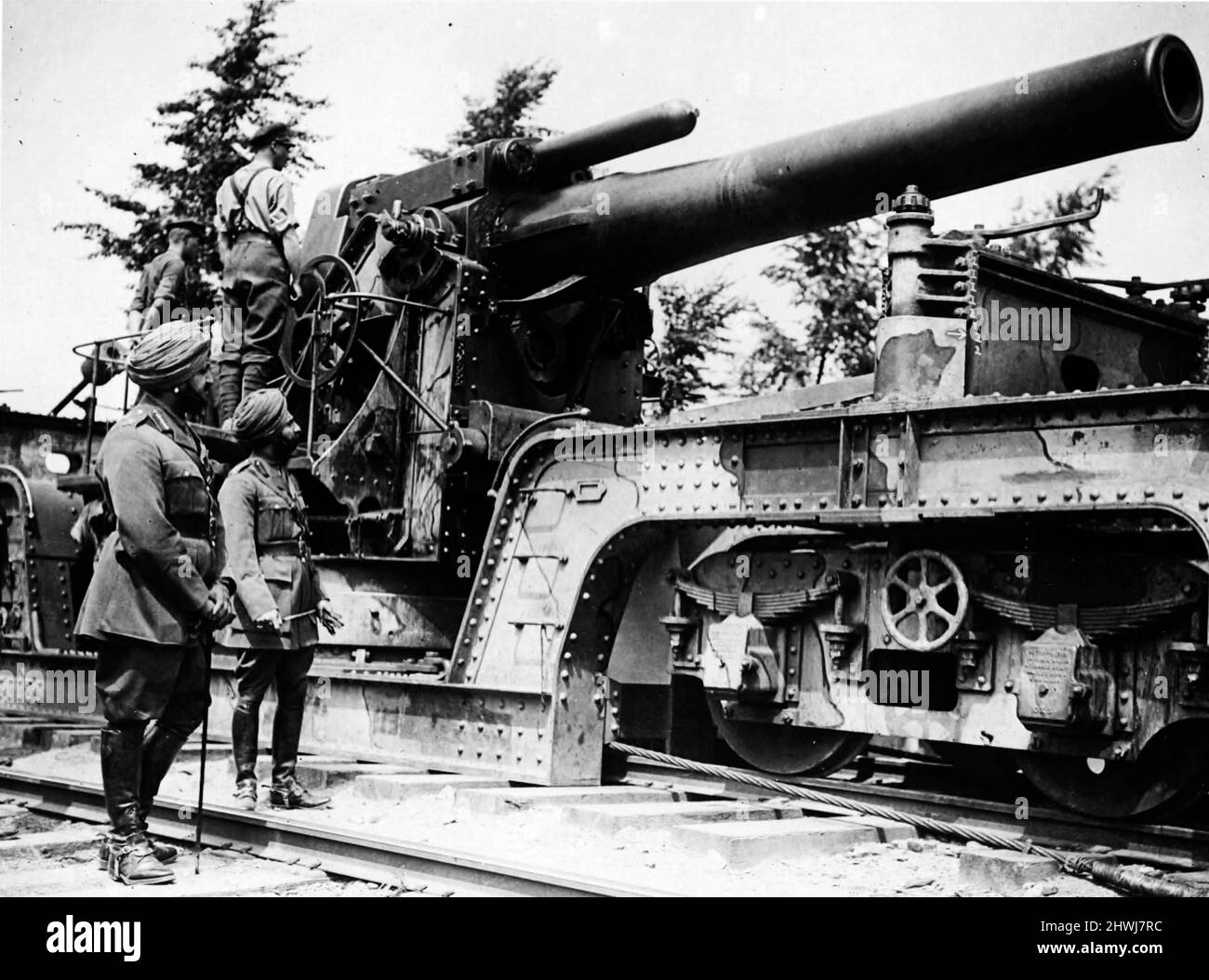 The Maharaja of Patiala, Bhupinder Singh, inspects a BL 12 inch Mk III railway howitzer near Borre, France. Stock Photo