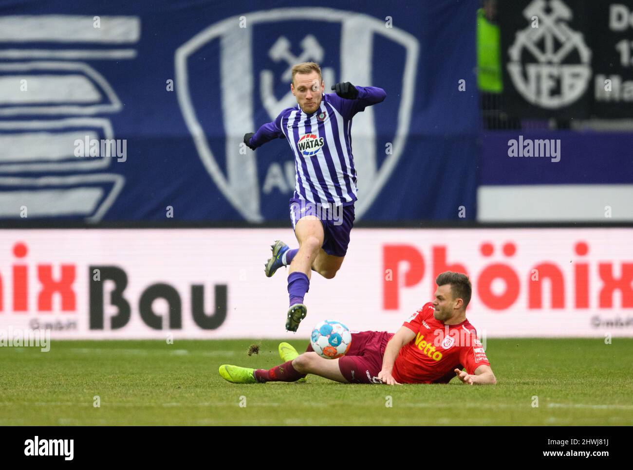 Aue, Germany. 06th Mar, 2022. Soccer: 2. Bundesliga, FC Erzgebirge Aue - Jahn Regensburg, Matchday 25, Erzgebirgsstadion. Aue's Ben Zolinski (l) against Regensburg's Benedikt Saller. Credit: Robert Michael/dpa-Zentralbild/dpa - IMPORTANT NOTE: In accordance with the requirements of the DFL Deutsche Fußball Liga and the DFB Deutscher Fußball-Bund, it is prohibited to use or have used photographs taken in the stadium and/or of the match in the form of sequence pictures and/or video-like photo series./dpa/Alamy Live News Stock Photo