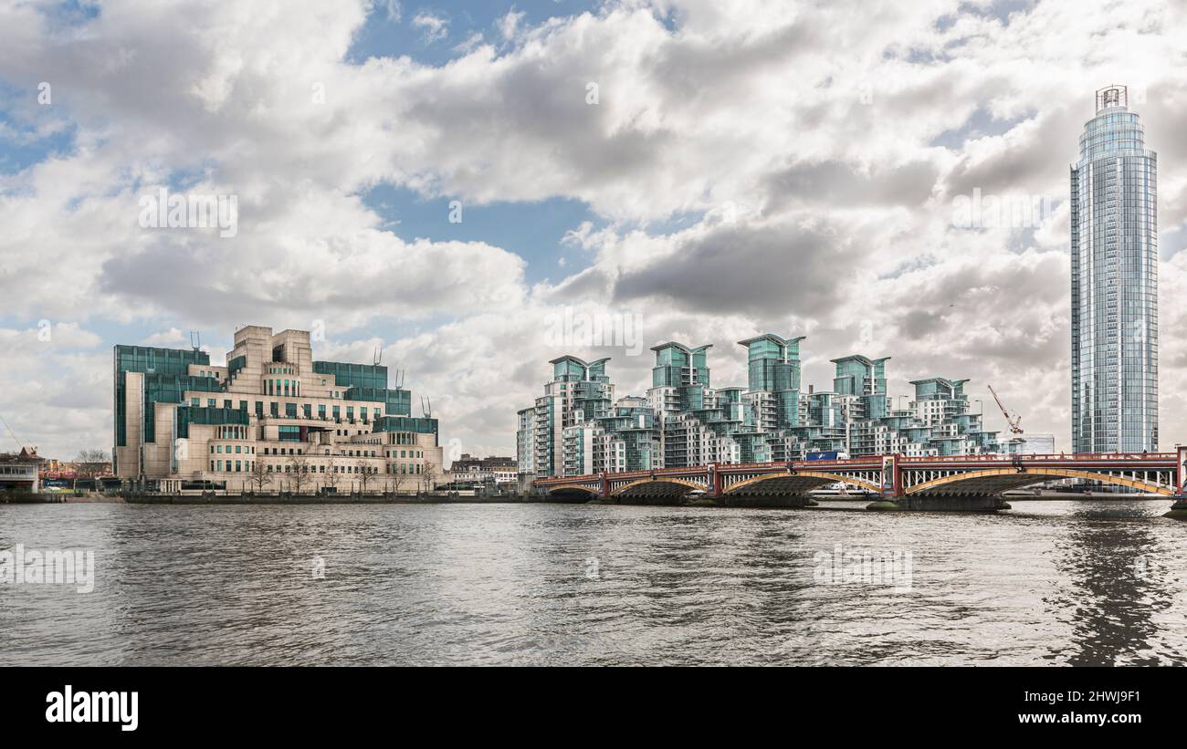 Vauxhall bridge river thames hi-res stock photography and images - Alamy
