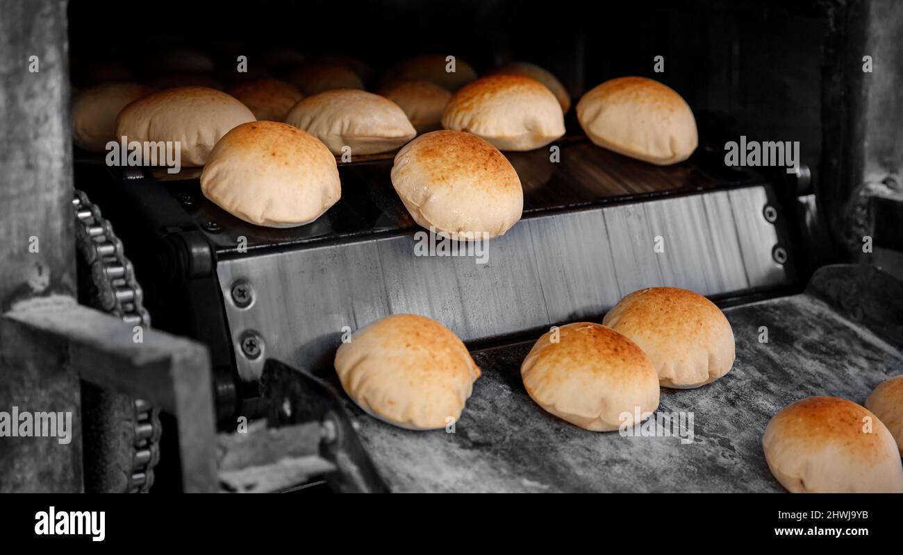 Egypt traditional pita bread in oven conveyor Industry Stock Photo - Alamy