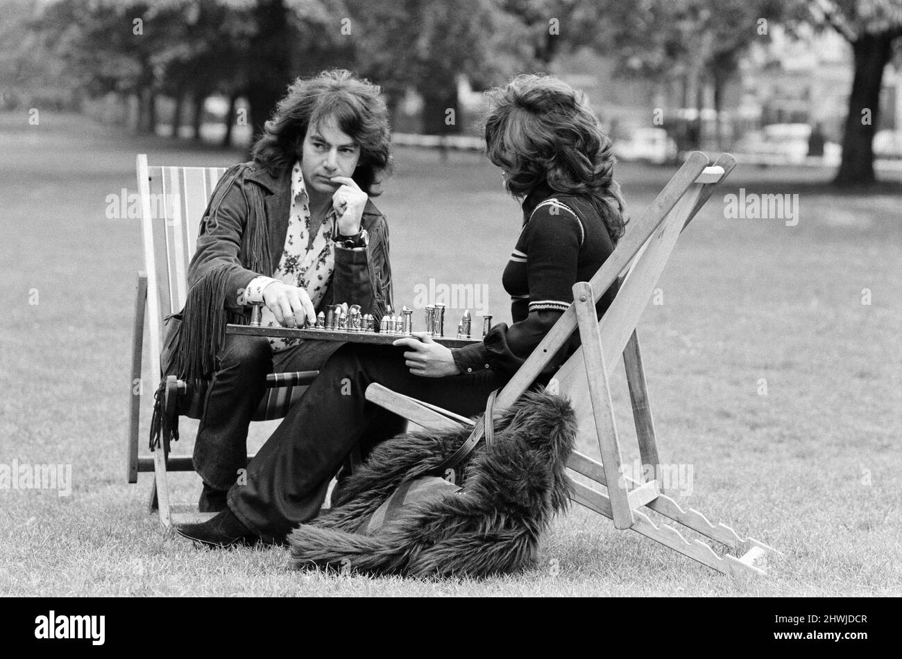 Neil Diamond, top American singer songwriter is in Britain for a month long European tour which opens this Saturday (27th May) at London's Royal Albert Hall. Pictured, he is presented with a chess set by his fan club and played with Joy Anderson in Kensington Gardens. 25th May 1972. Stock Photo