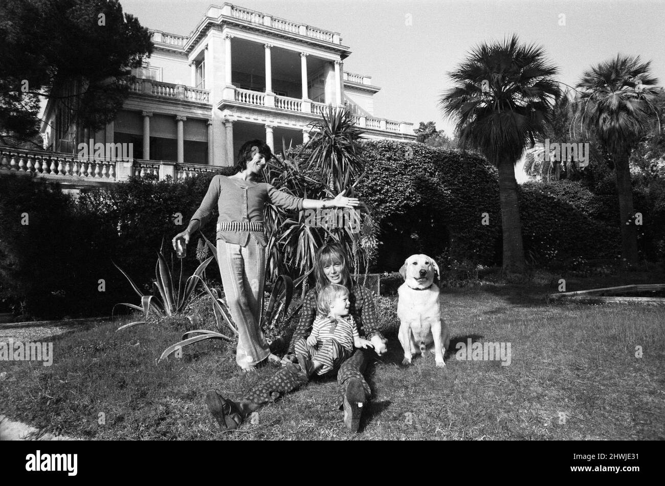 Keith Richard & Anita Pallenberg with their son Marlon at his home, the rented Villa Nellcôte, a 19th century sixteen-room mansion on the waterfront of Villefranche-sur-Mer in the Côte d'Azur where the band recorded Exile on Main Street May 1971. Stock Photo