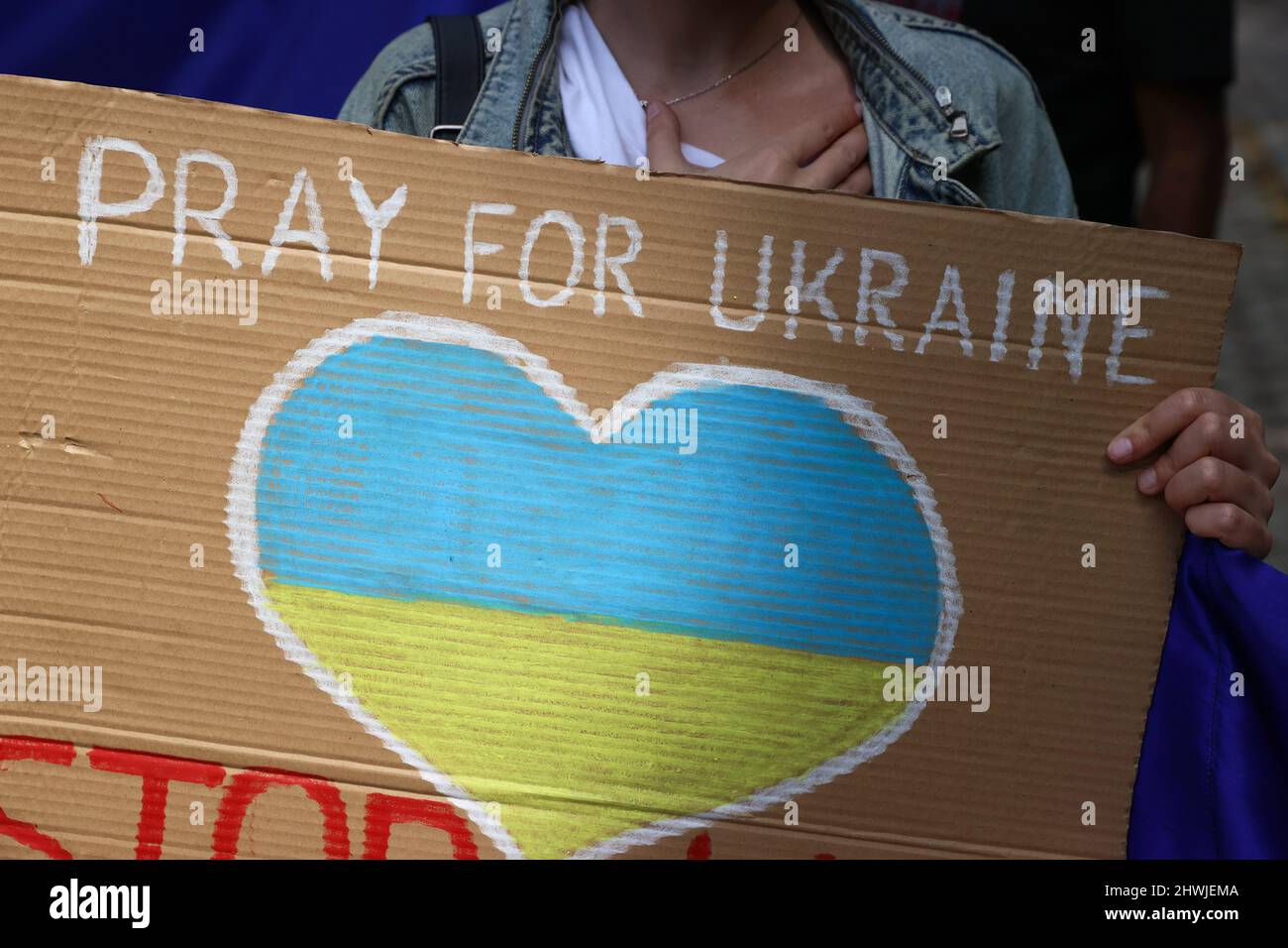 New Delhi, New Delhi, India. 6th Mar, 2022. A Ukrainian girl living in India holds a placard in solidarity with the people of Ukraine after Russia's invasion. (Credit Image: © Karma Sonam Bhutia/ZUMA Press Wire) Stock Photo