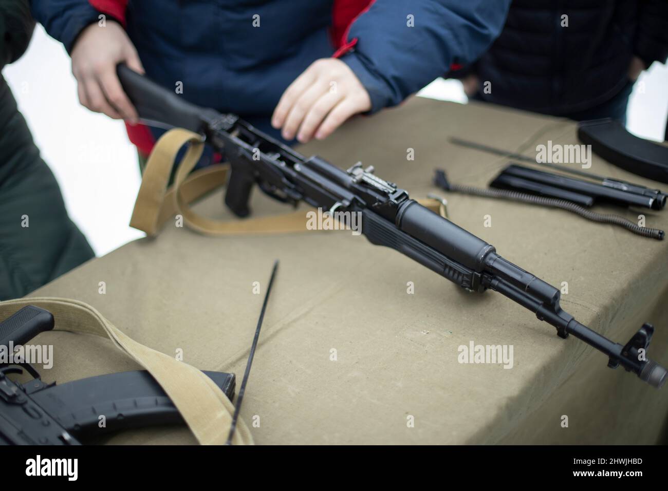 Children learn to shoot in Russia. Assembly of automatic weapons ...