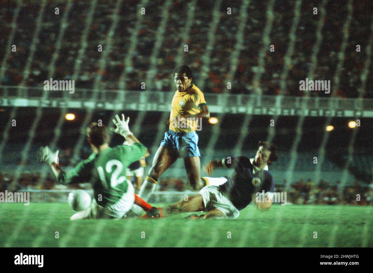 Brazil 1-0 Scotland, 1972 Brazil Independence Cup, final stage, Group A match at the Estadio do Maracana, Rio de Janeiro, Brazil, Wednesday 5th July 1972. Pictured, Dario of Brazil shoots at goal faced by Scottish goalkeeper Bobby Clark. Stock Photo