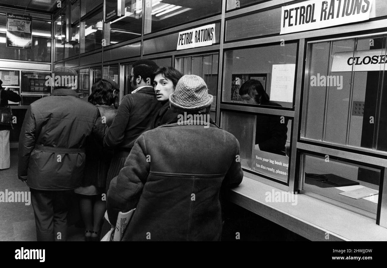 Petrol queue 1973 hi-res stock photography and images - Alamy