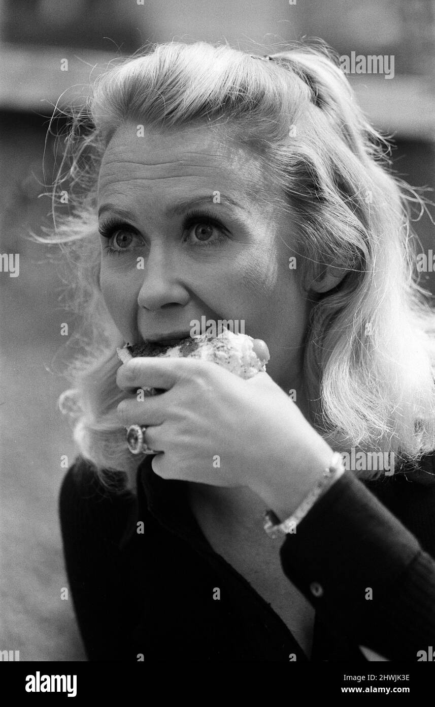 Actress Juliet Mills at the Inn on the Park to promote her new film 'Avanti!'. Juliet demonstrates how she gained weight for the film. 15th May 1973. Stock Photo