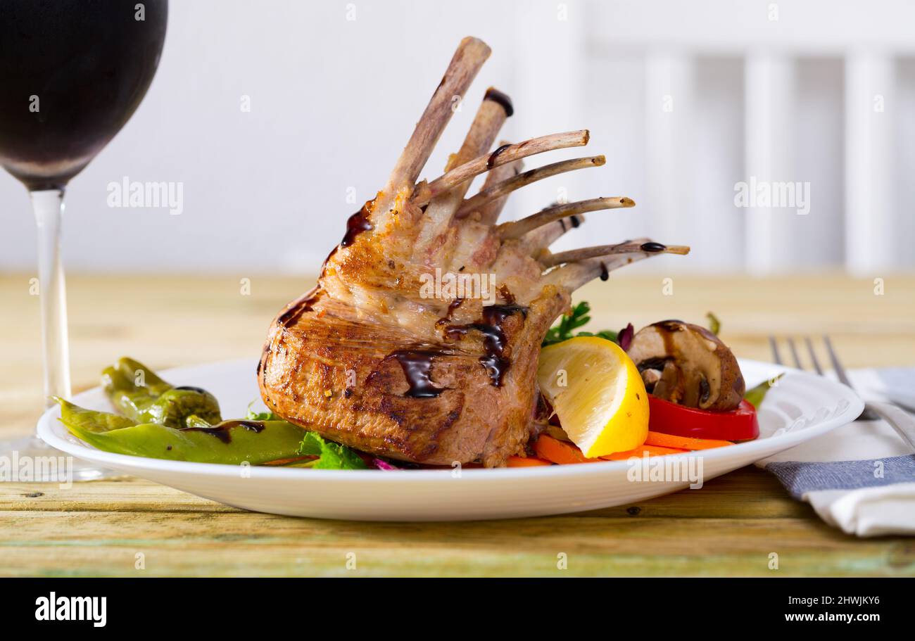 Lamb String String beans and lamb chops hi-res stock photography and images - Alamy