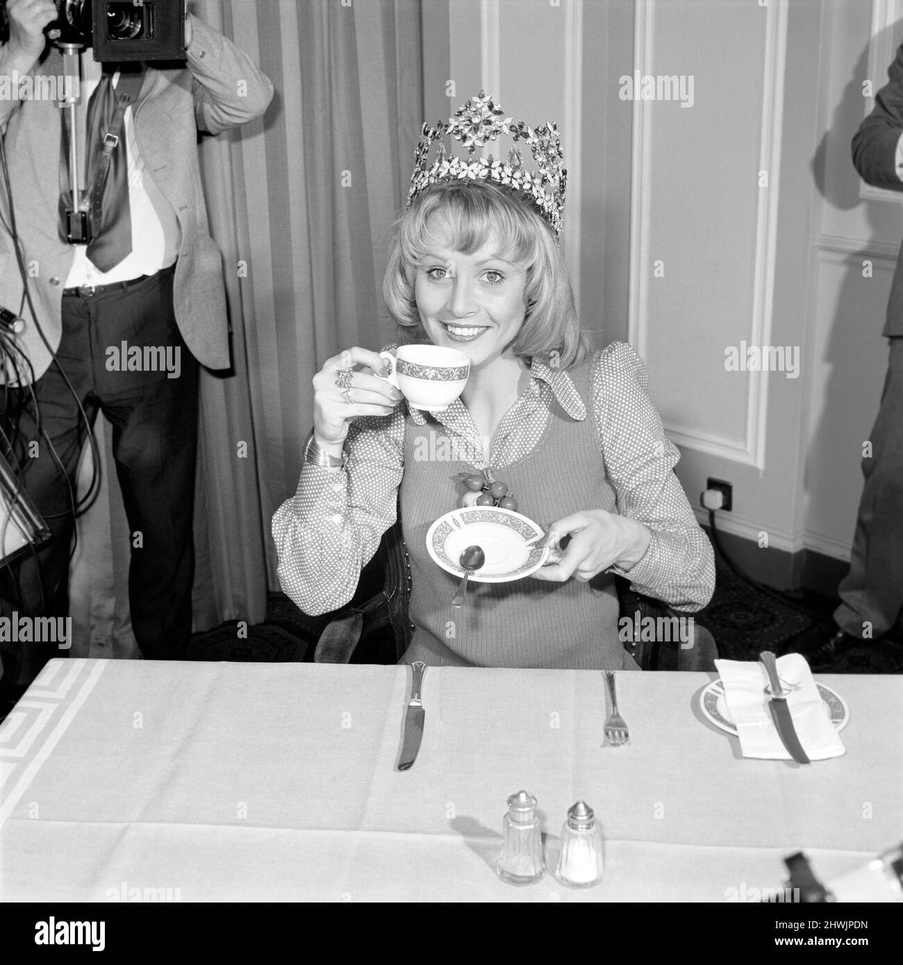 Miss World, 1972: Belinda Green: 20 year old Belinda Green, a blonde haired, blue eyed, model from Australia, won the Miss World Contest. Belinda’s favourite hobby is cooking. Belinda at the Photocall for Miss World, at the Britannia Hotel. December 1972 72-11299-004 Stock Photo