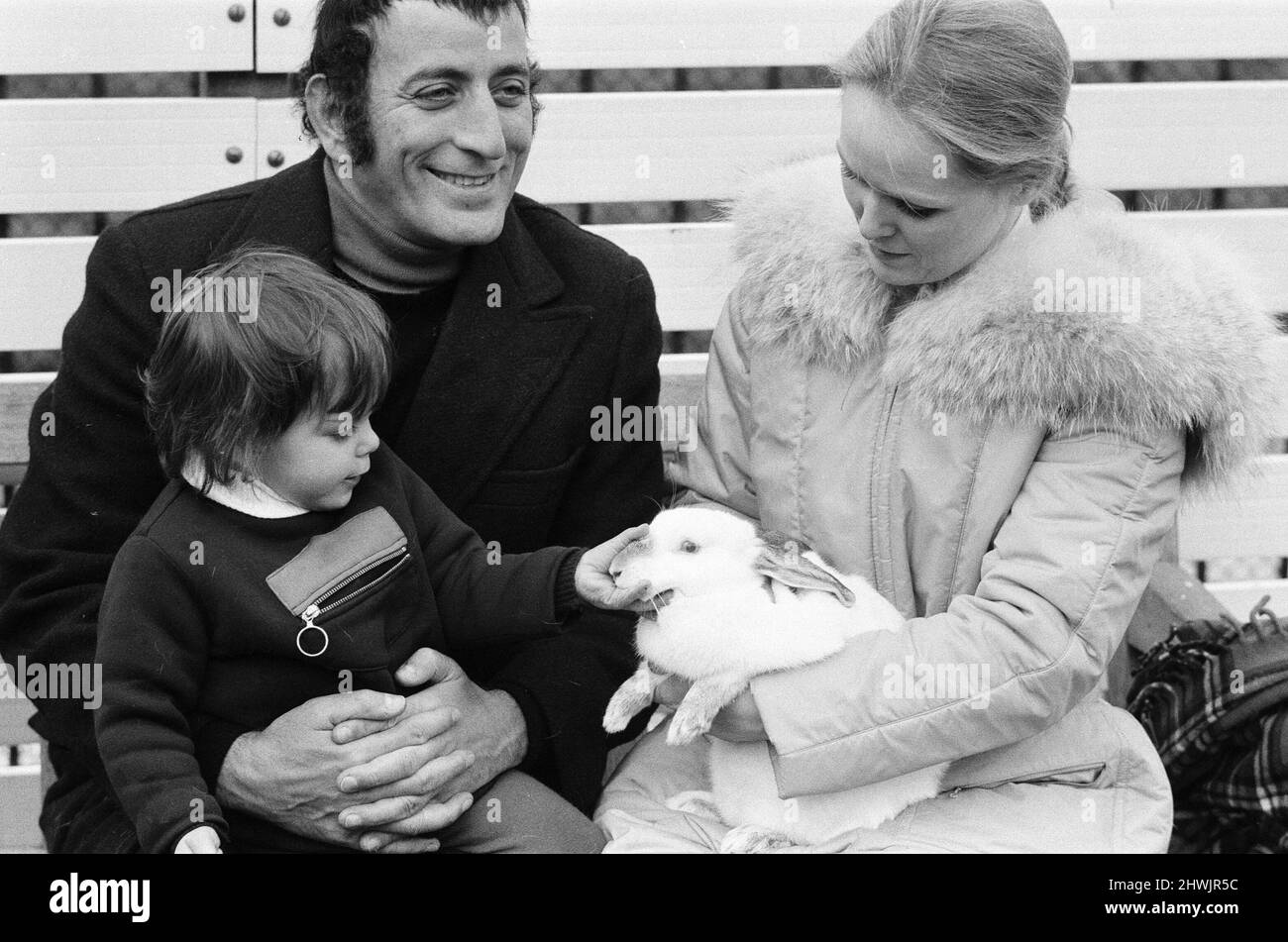 Singer Tony Bennett with his daughter Joanna and wife Sandra at London ...