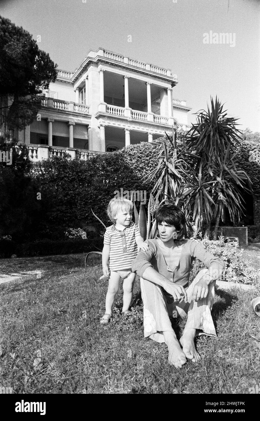 Keith Richard & Anita Pallenberg with his son Marlon at his home, the rented Villa Nellcôte, a 19th century sixteen-room mansion on the waterfront of Villefranche-sur-Mer in the Côte d'Azur where the band recorded Exile on Main Street May 1971. Stock Photo