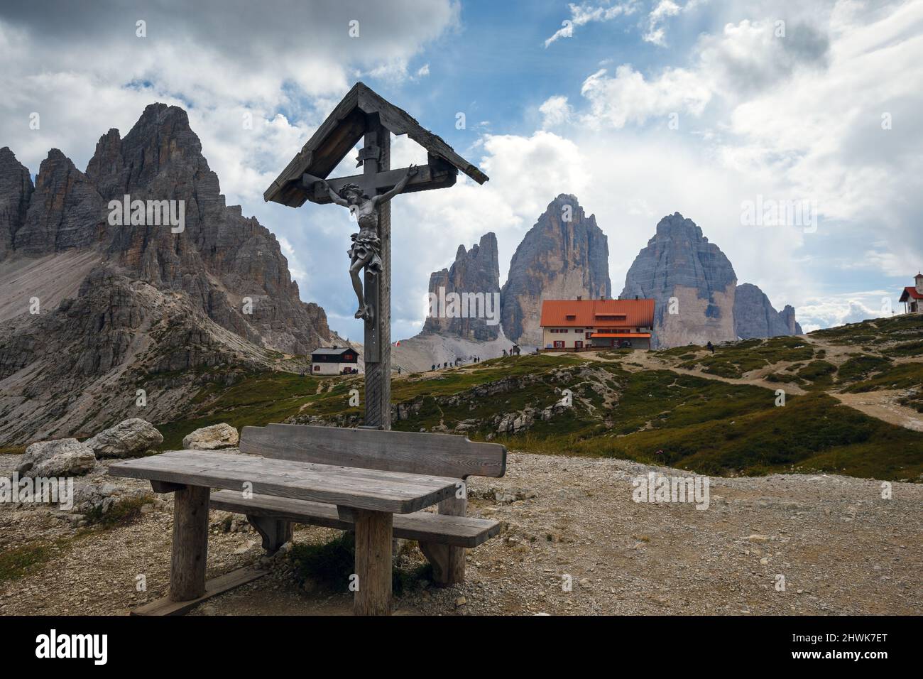 Bench, table and wooden crucifix near the Locatelli alpine refuge. The Paterno and Cime di Lavaredo peaks. The Sesto Dolomites. Italian Alps. Europe. Stock Photo