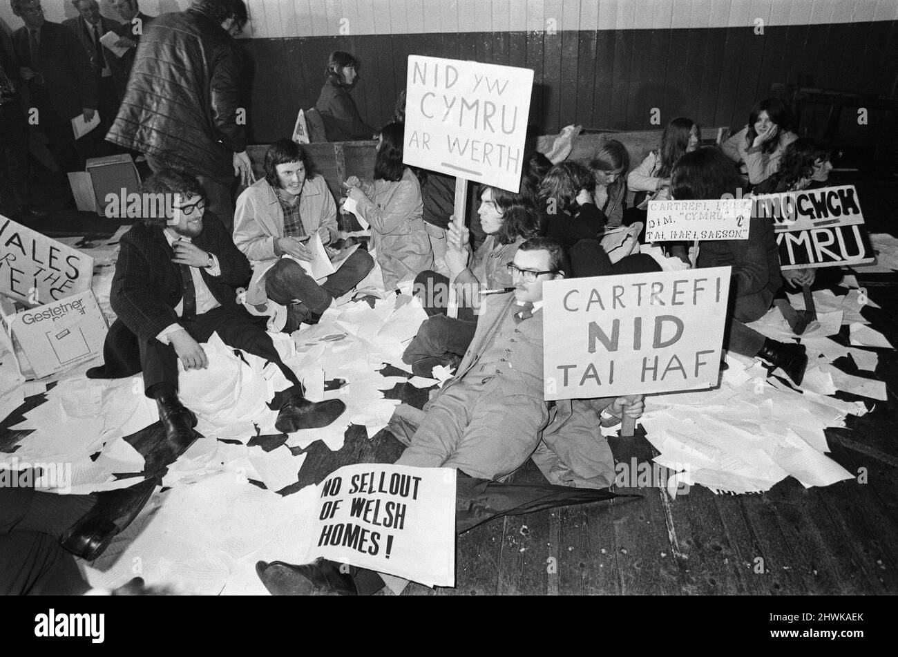 Welsh Nationalists sit down demonstration in the Territorial Army Drill Hall at Caernarfon, Gwynedd, Wales, Friday 7th July 1972. The demonstrators were protesting against the auction of country cottages. Stock Photo