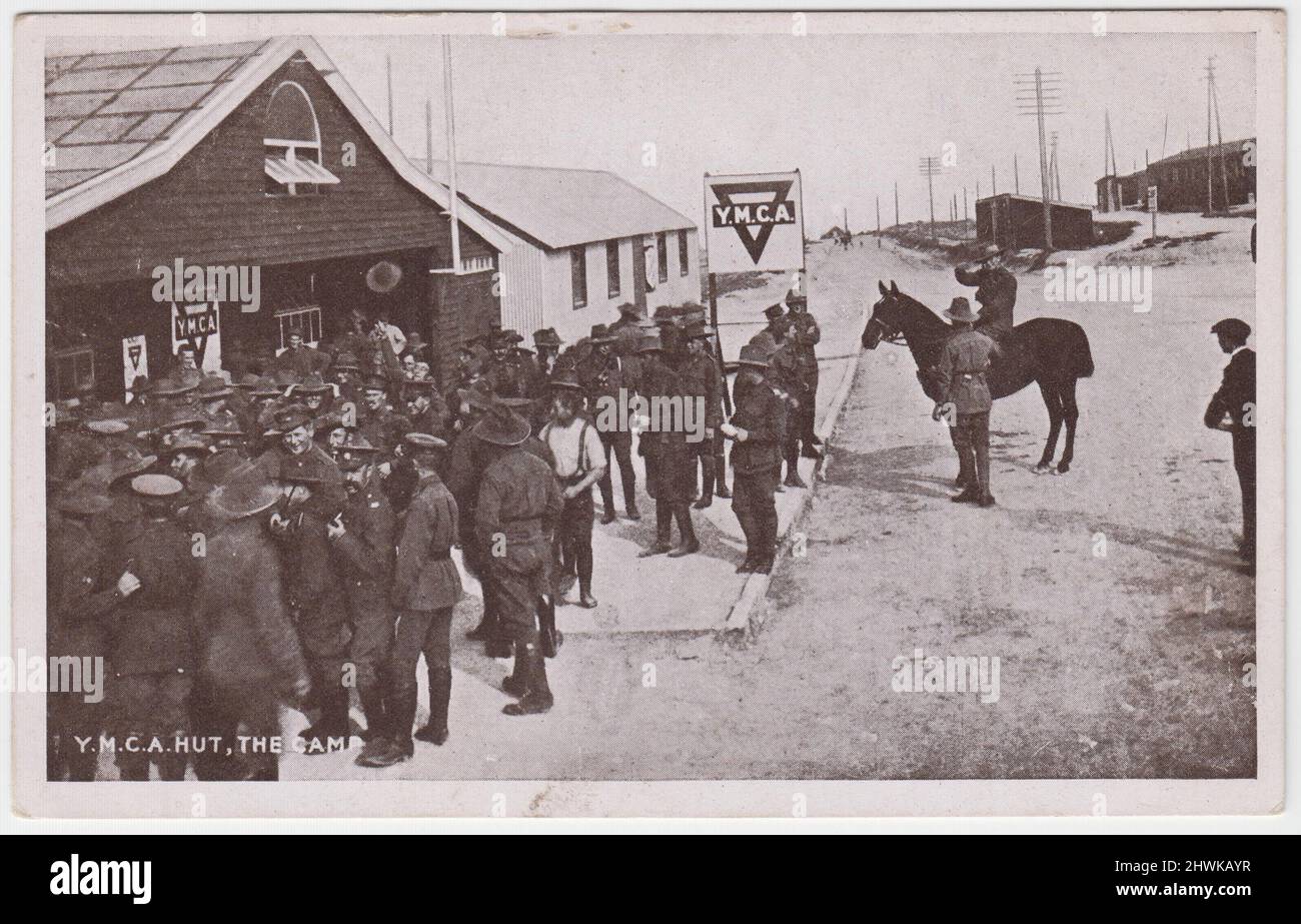 Young Men's Christian Association (YWCA) hut, the camp. First World War postcard showing a crowd of soldiers outside a YWCA hut in an army camp Stock Photo