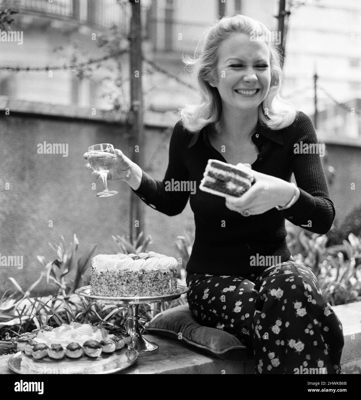 Actress Juliet Mills at the Inn on the Park to promote her new film 'Avanti!'.  Juliet demon states how she gained weight for the film. 15th May 1973. Stock Photo
