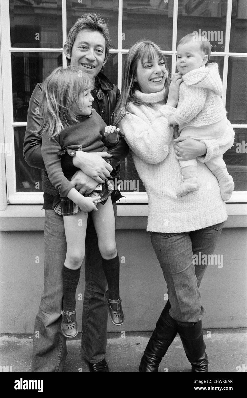 Jane Birkin & Serge Gainsbourg with family, Kate Barry (from Jane's first  marriage) and Charlotte Lucy Gainsbourg, pictured together at home in  Paris, France, Sunday 7th May 1972 Stock Photo - Alamy