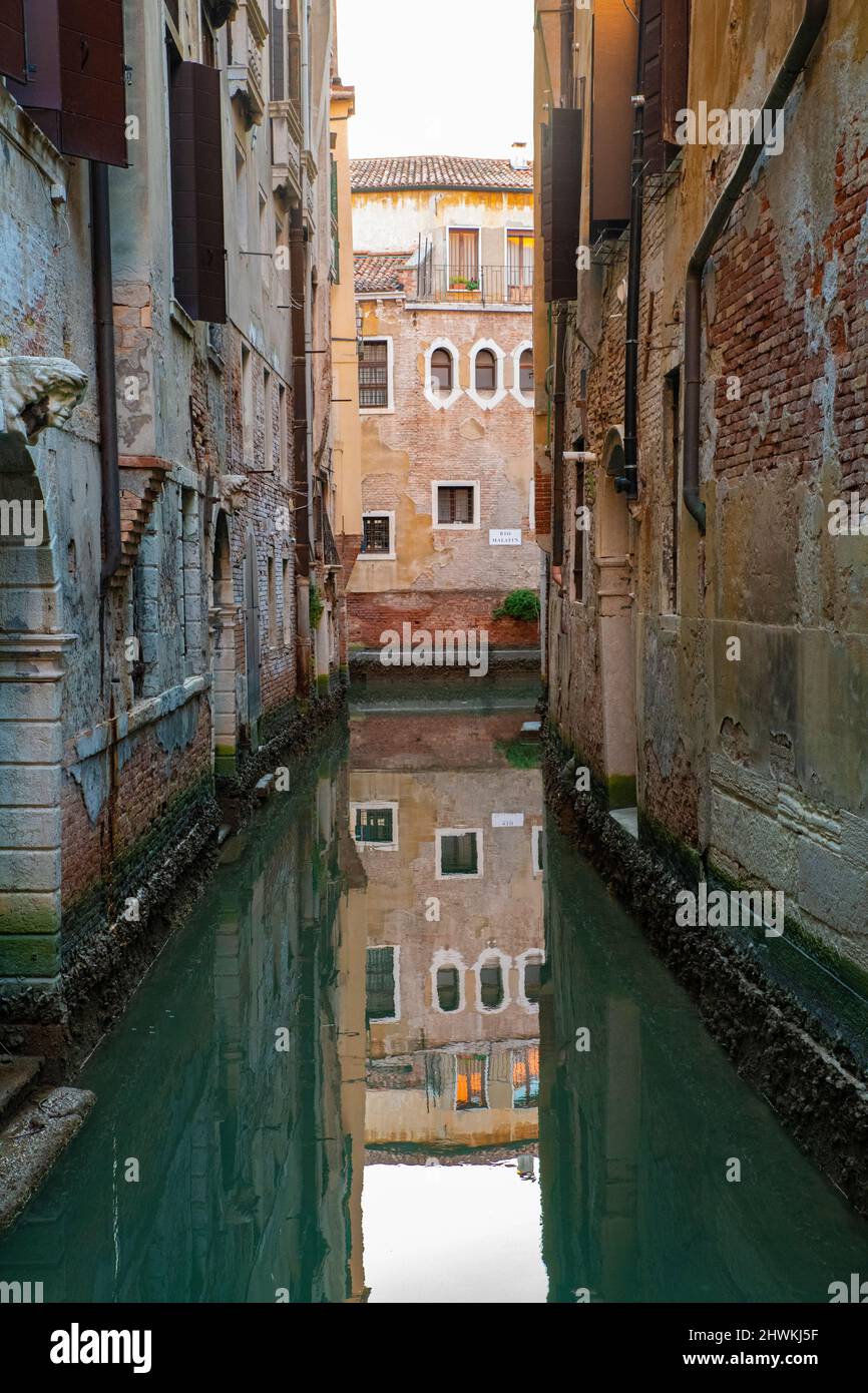 Reflections in canal hi-res stock photography and images - Alamy