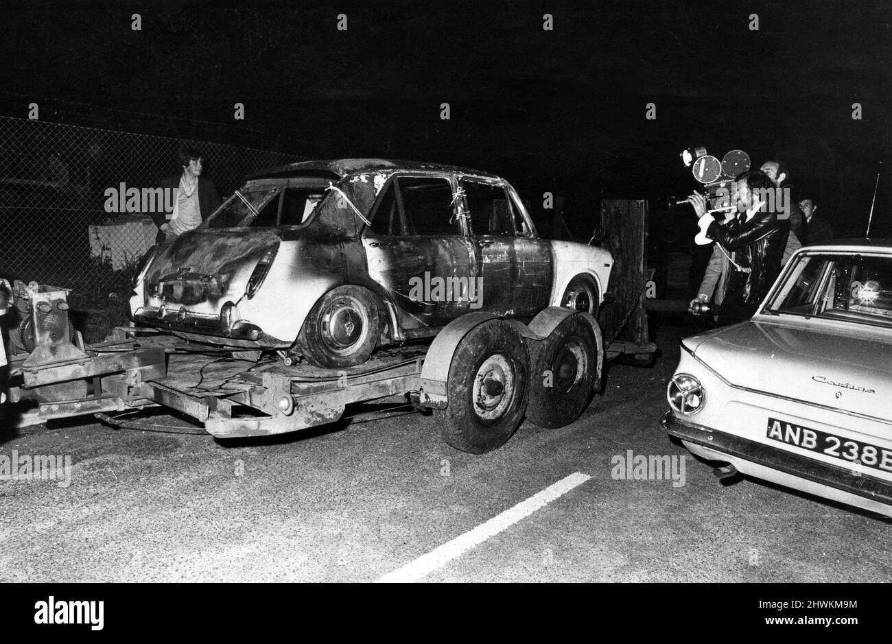 The burnt out car found in Tilehurst after Detective Constable Ian Coward was shot in the head and body by a man who jumped out of a car. Pictured, all that remains of the gunman's getaway car, the shell of the Austin 1100 being towed away. The gunman is believed to have set fire to the car in Tilehurst. 27th June 1971. Stock Photo
