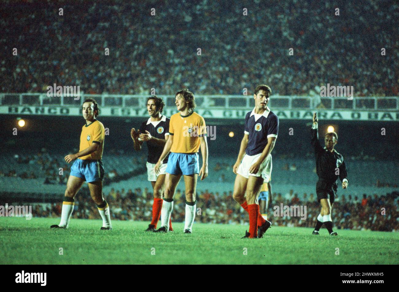 Brazil 1-0 Scotland, 1972 Brazil Independence Cup, final stage, Group A match at the Estadio do Maracana, Rio de Janeiro, Brazil, Wednesday 5th July 1972. Pictured, Tostao and Leivinha of Brazil with George Graham and Martin Buchan. Stock Photo